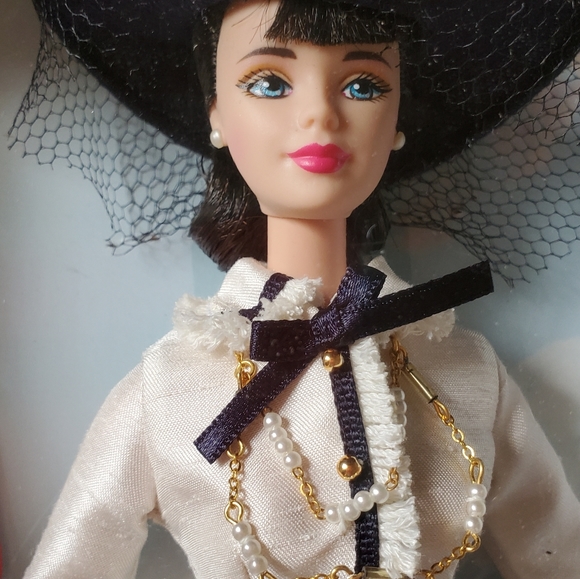 Spring in Tokyo Barbie - Picture 2 of 9